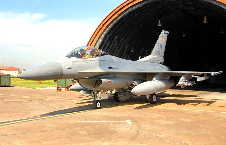 F-16C Block 50 · фотография реального прототипа, не снимок DCS