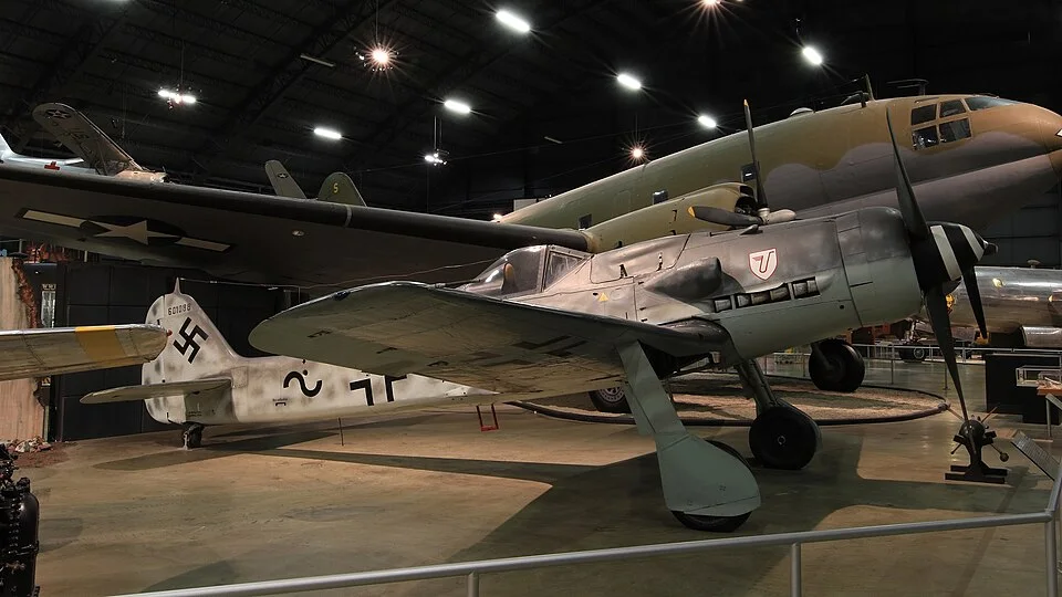 Fw 190 D-9 · вариант A-8 имеет другой двигатель и носовую часть